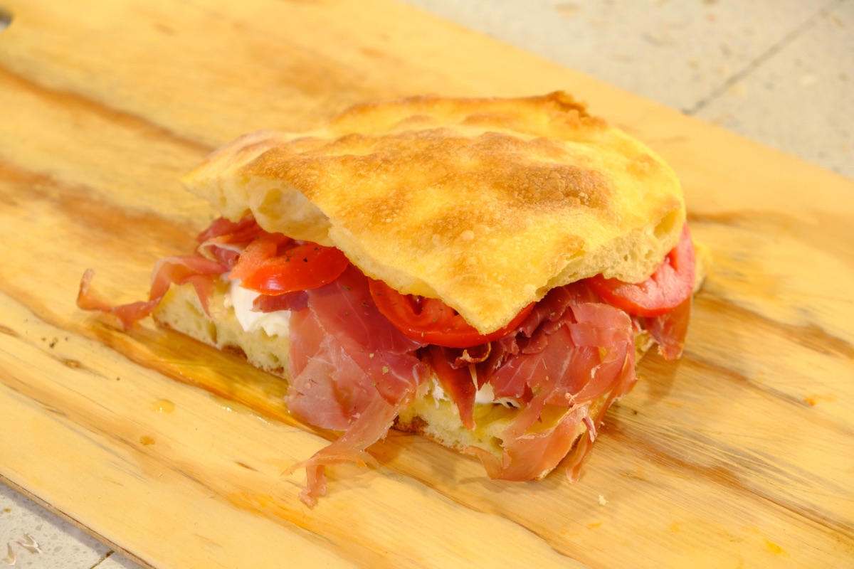 Focaccia Crudo Mozzarella e Pomodoro